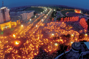 精彩的摔跤比赛 本报记者 钟源 摄