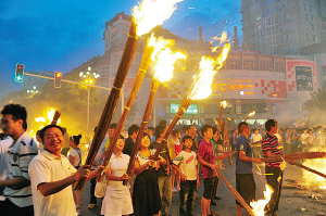 狂欢的人们 本报记者 钟源 摄